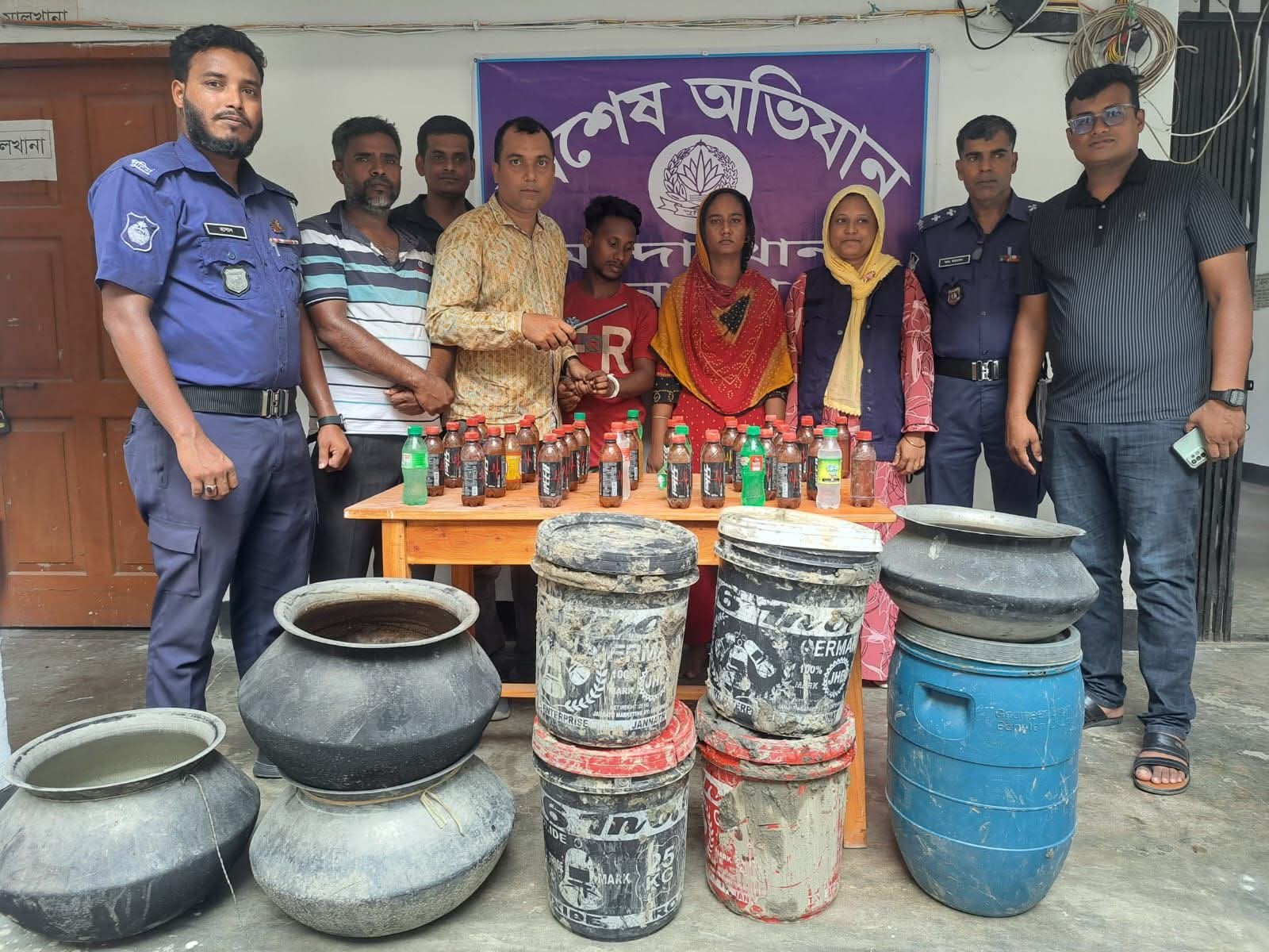 নওগাঁর মান্দায় ৪০০ লিটার চোলাই মদ ও বিপুল পরিমাণ সরঞ্জাম উদ্ধার, দুই মাদক কারবারি গ্রেপ্তার